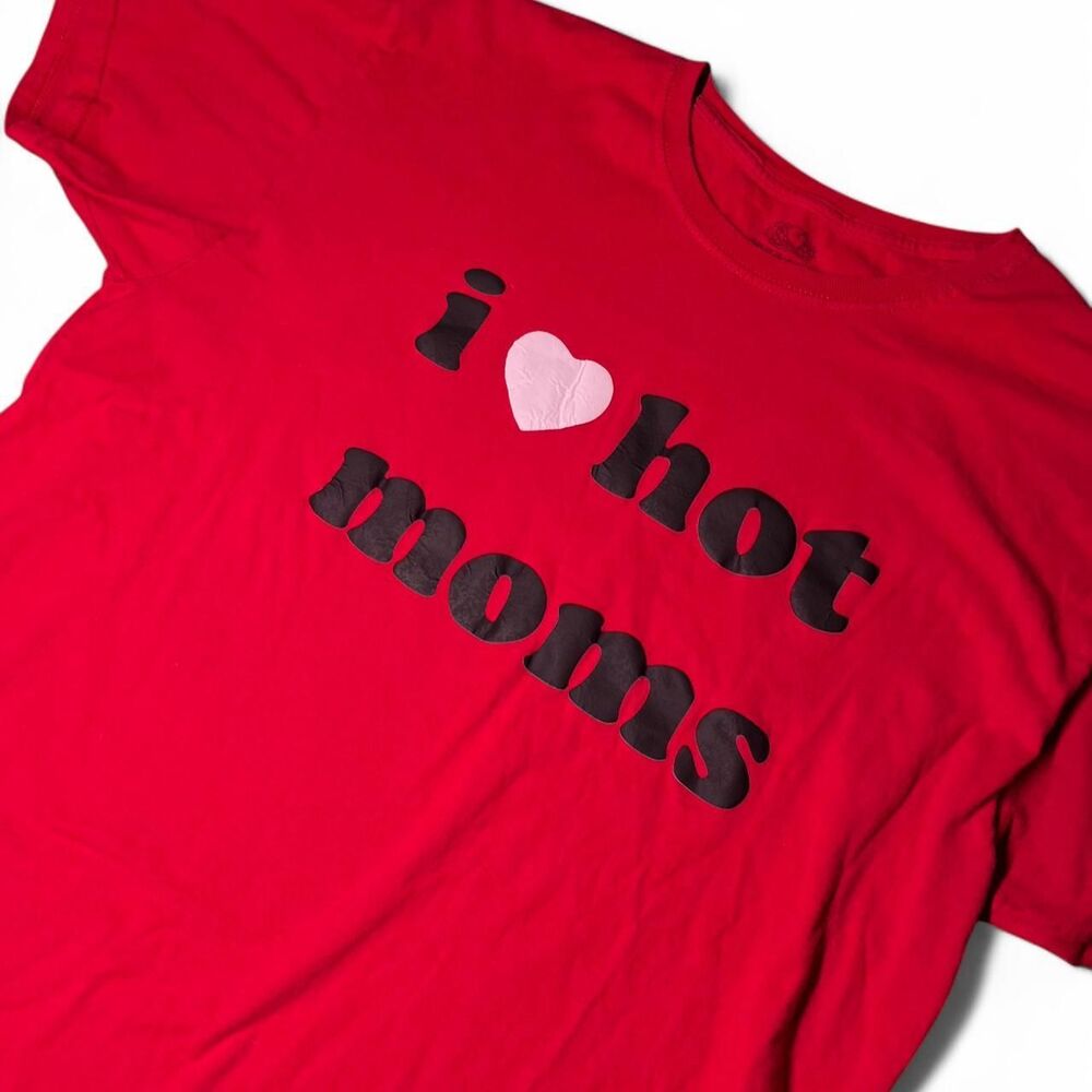 Vintage Ironic Y2K "I Love Hot Moms" Graphic Tee Red Fruit of the Loom - Large
